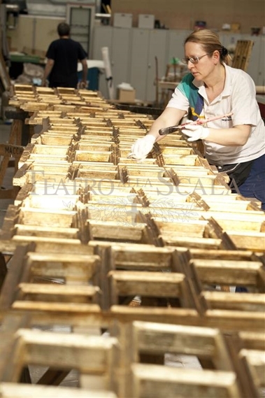 Doratura a foglia d'oro degli elementi scenici