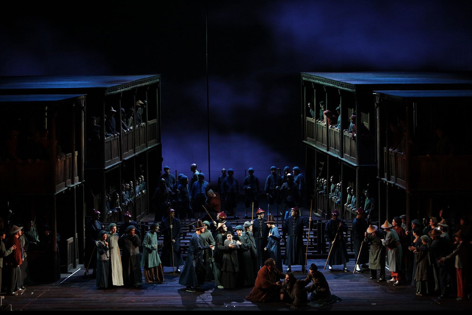 Turandot Atto I — le torri lignee, scena notturna