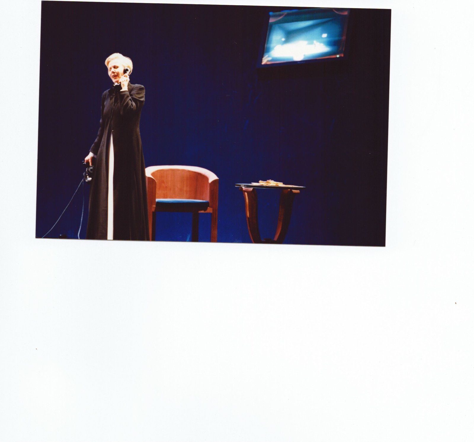 La Voix Humaine &mdash; Raina Kabaivanska al telefono, Opera Roma 2001, regia Corsetti, scene Taraborrelli