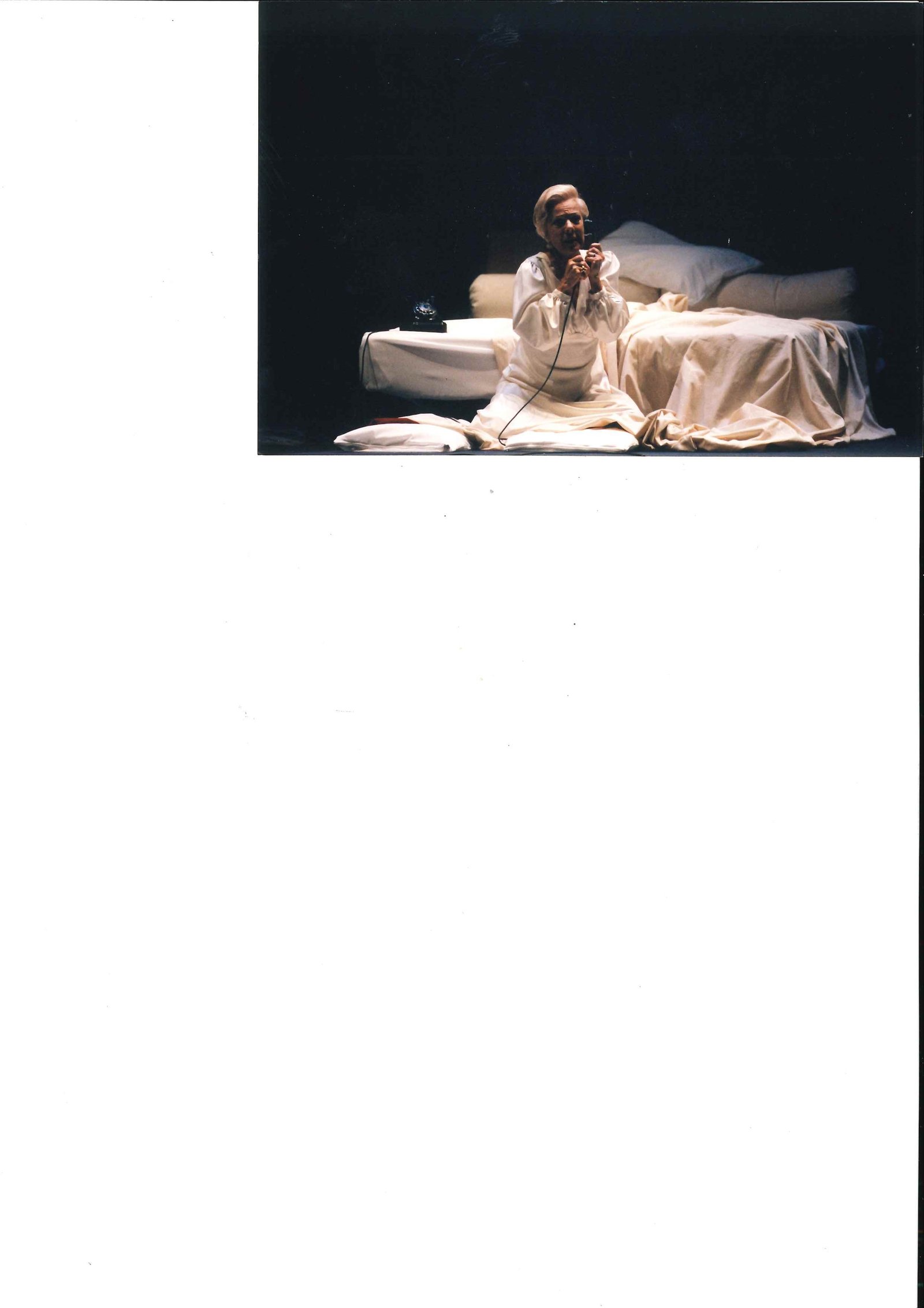 La Voix Humaine - Raina Kabaivanska in vestaglia bianca sul letto disfatto con telefono nero, Opera Roma 2001, scene/costumi Taraborrelli con Corsetti