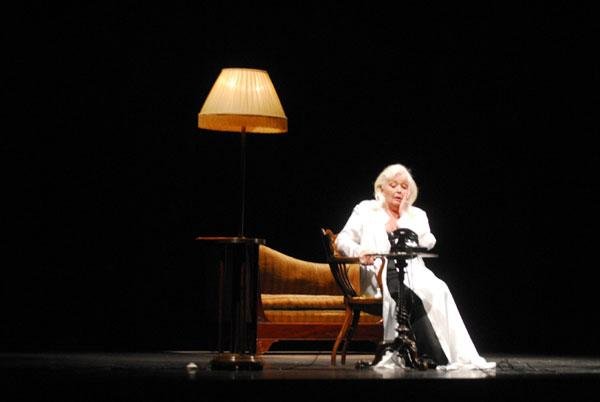 La Voix Humaine - ripresa 2006, divano biedermeier, lampada a paralume, figura in bianco con macchina da scrivere, theatre de chambre Taraborrelli