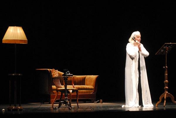 La Voix Humaine - ripresa 2006, scena intimistica con divano, lampada e figura solitaria, scenografia Taraborrelli