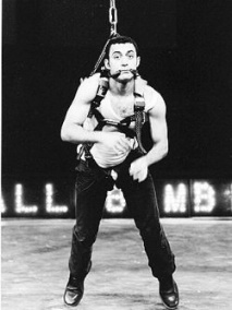 Woyzeck - figura B/N sospesa con imbragatura sullo sfondo ALL BOMB, regia Corsetti, scene Taraborrelli, Biennale Venezia 2001