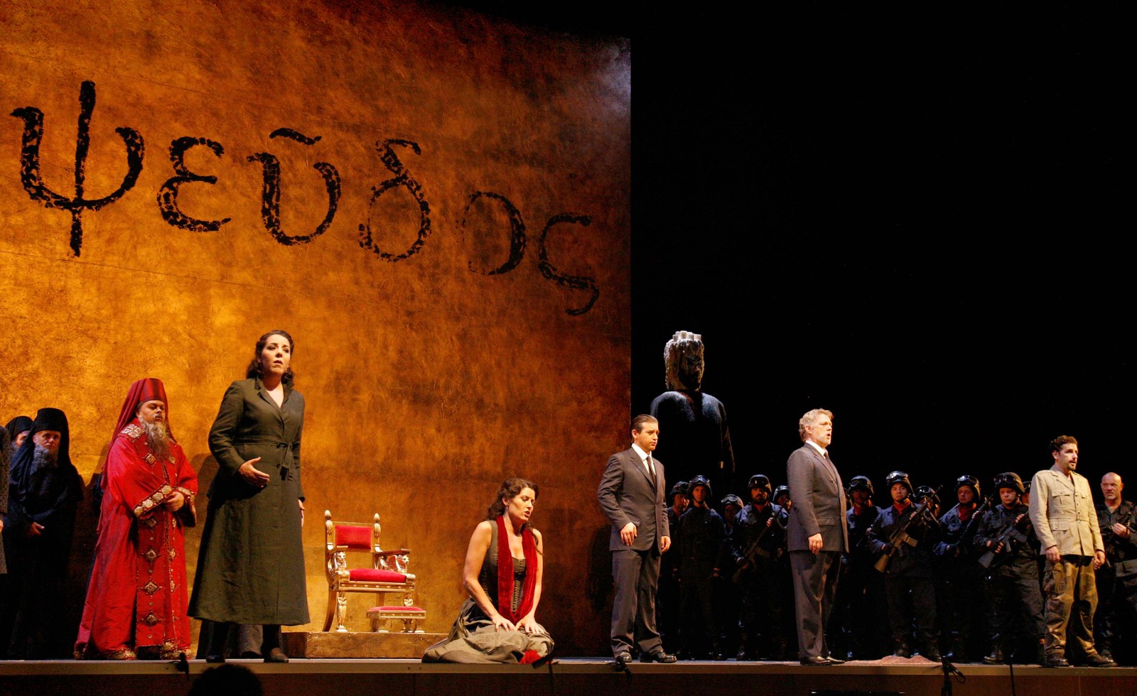 Zelmira — scena con fondale Pseudos (menzogna in greco), cast e coro, scene Cristian Taraborrelli con Corsetti, ROF Pesaro 2009