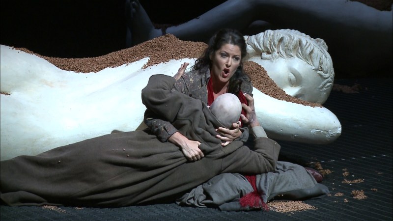 Zelmira — Kate Aldrich (Zelmira) presso il sarcofago di pietra, scene Cristian Taraborrelli, costumi Angela Buscemi